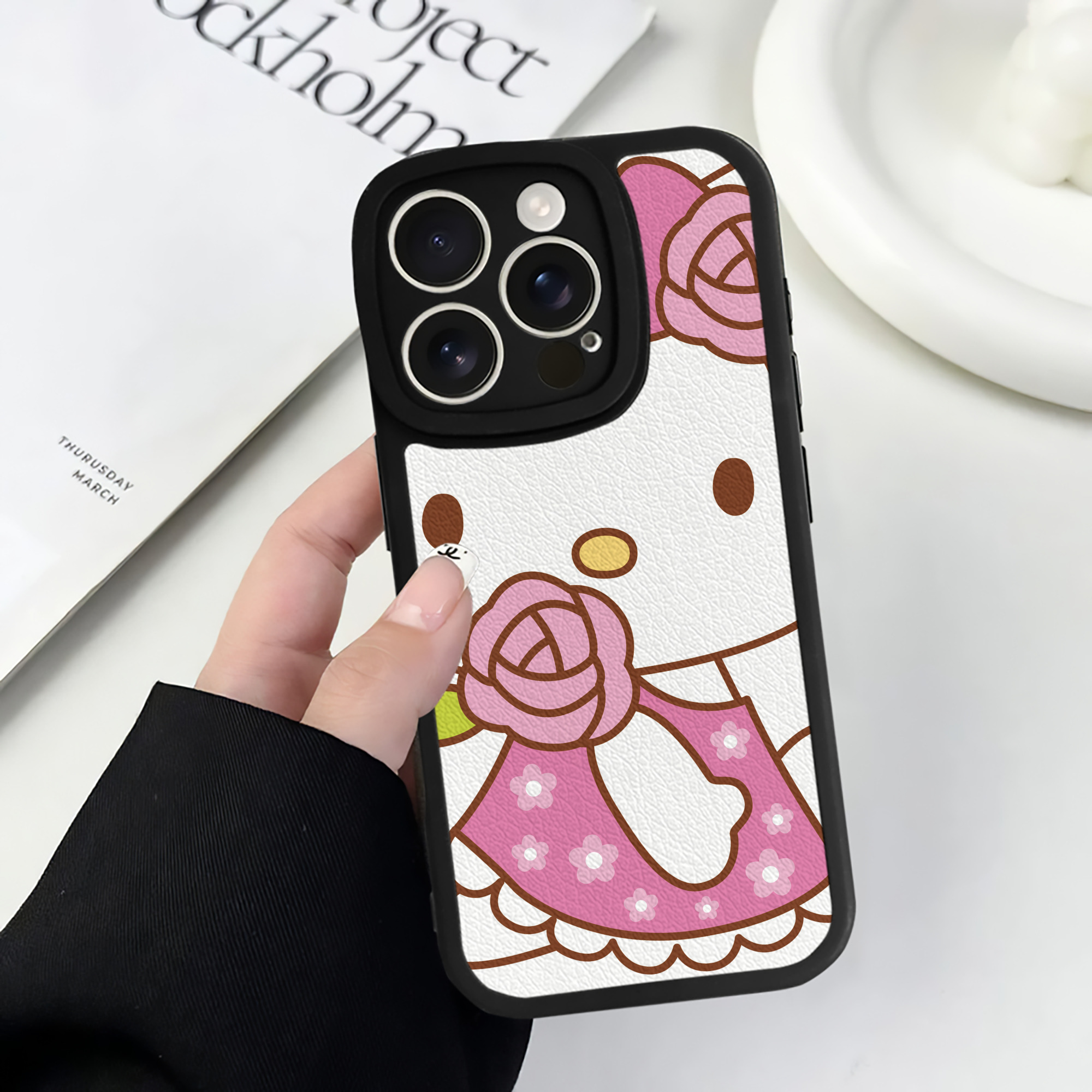 （画像用） Hello Kitty ハローキティ 【iPhone 16シリーズ対応】シリコンスマホケース（レザー調） 材質：シリコン